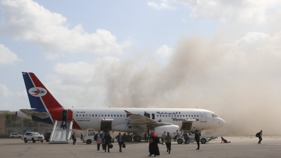 27 загинали след експлозия на летището в Йемен | StandartNews.com