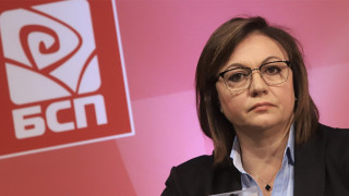 Какво е сложила Нинова на върха на елхата