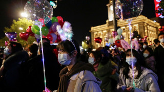 В Ухан купонясват, докато западняците седят вкъщи /СНИМКИ/