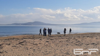 Десетки бургазлии на плаж за първи януари