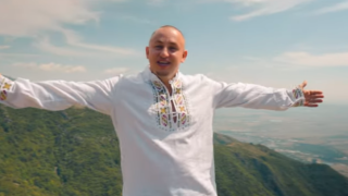 Полицаят – рапър запя "Аз съм българче"
