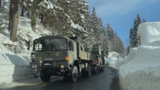 Армията започва да чисти снега в Австрия