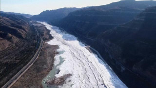 Водопад в Китай замръзна. Ледена буря в Испания