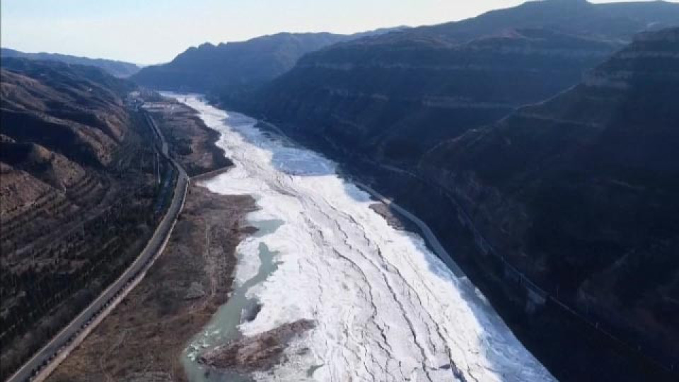 Водопад в Китай замръзна. Ледена буря в Испания | StandartNews.com