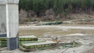 Водите на Струма отнесоха понтонен мост