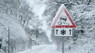 Ад на Петрохан: Снежни виелици затвориха прохода
