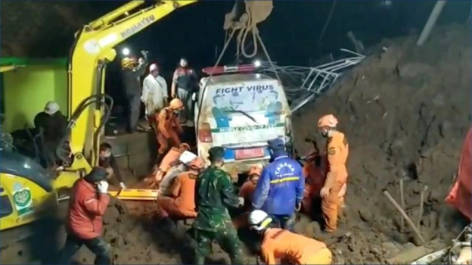 Нова трагедия в Индонезия. Свлачище уби 11 души | StandartNews.com