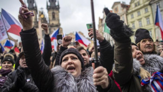 Хиляди протестират срещу ограниченията в Прага