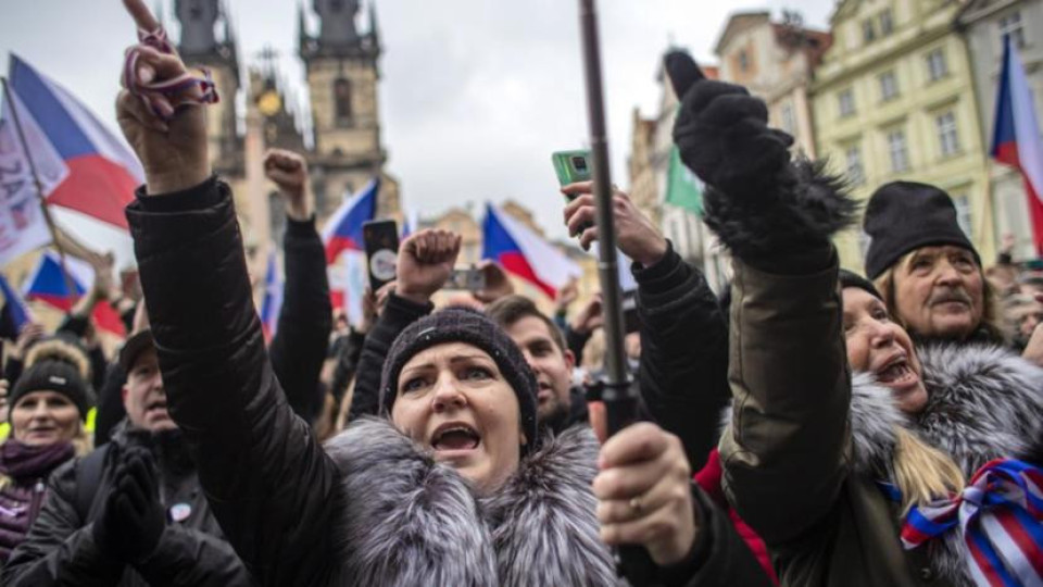 Хиляди протестират срещу ограниченията в Прага | StandartNews.com