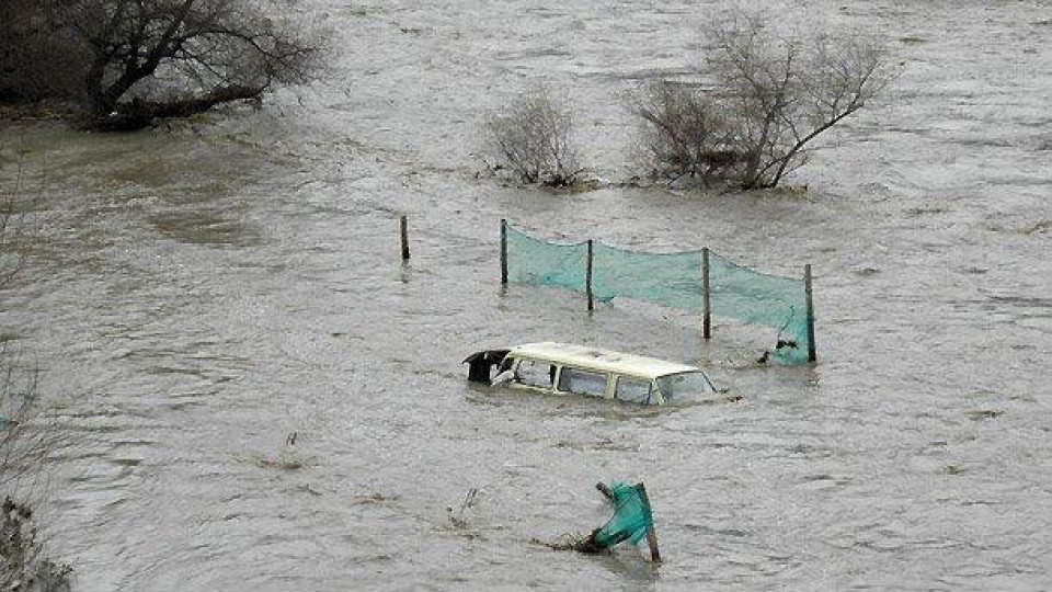 Бедствия, евакуират хора в Нови Искър | StandartNews.com