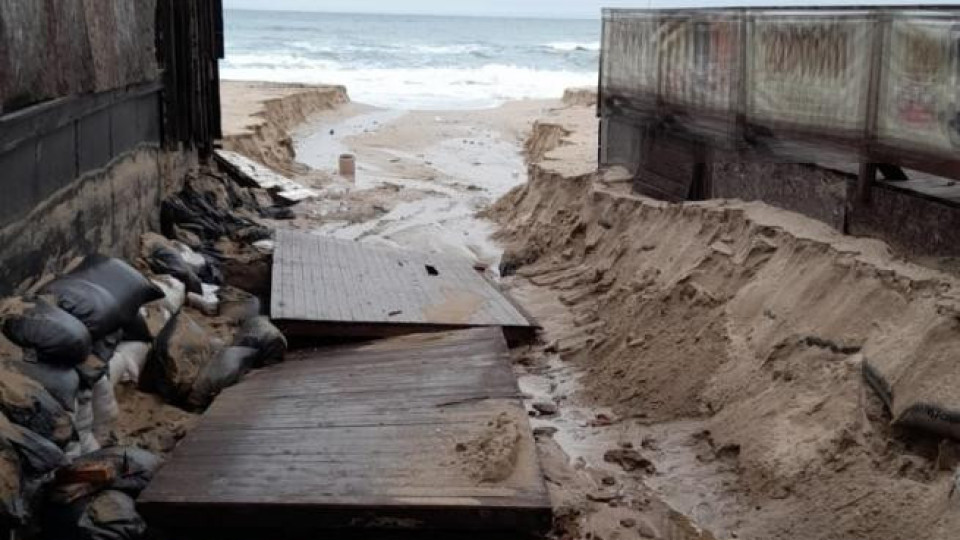 Ужас! Стихията отнесе прочути плажове в Созопол | StandartNews.com