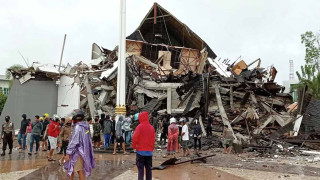 Ужасът в Индонезия. 34 загинали, 60 сринати сгради