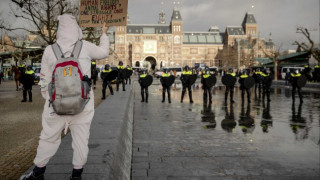 Хиляди протестират срещу мерките в Амстердам