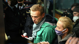 Навални остава месец в ареста, зове за протести