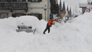 Снегът спира, но леденото време остава