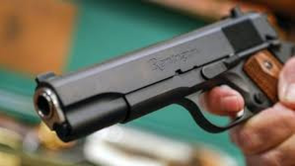 Бабаит: Мъж размаха пистолет на момчета | StandartNews.com