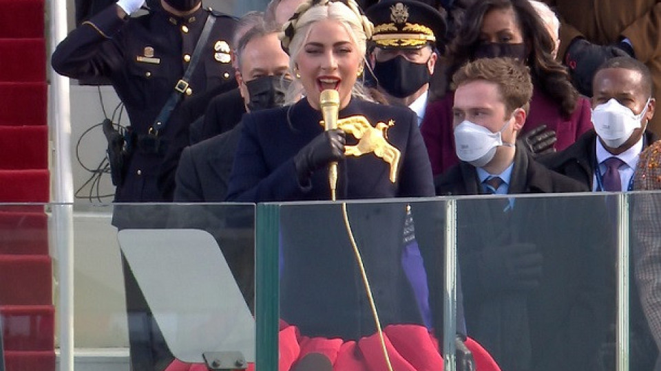 Лейди Гага като Статуята на Свободата. Изпя химна! | StandartNews.com