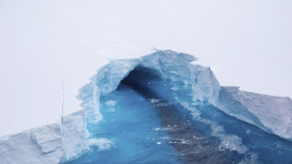 Огромният антарктически айсберг се е разпаднал