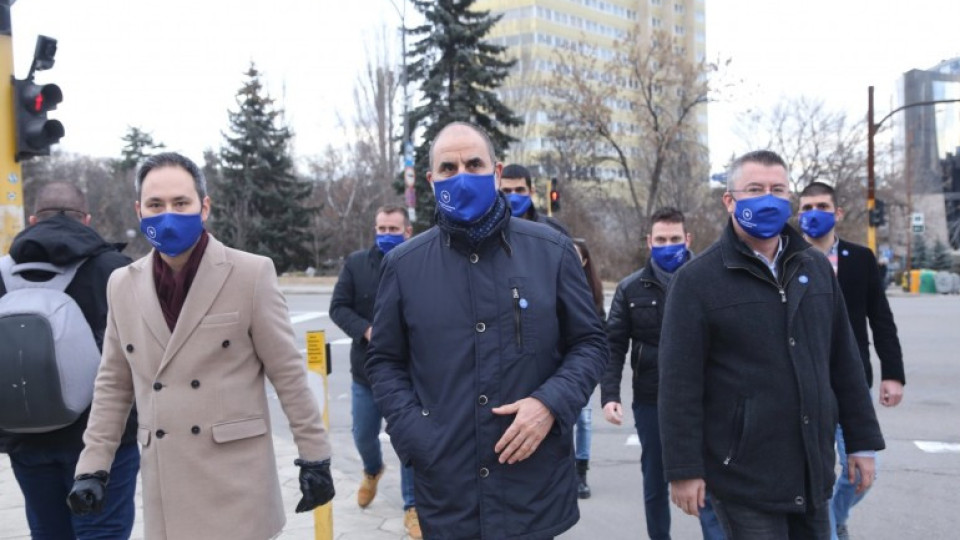 Умни и красиви изгониха Цветанов от протест | StandartNews.com