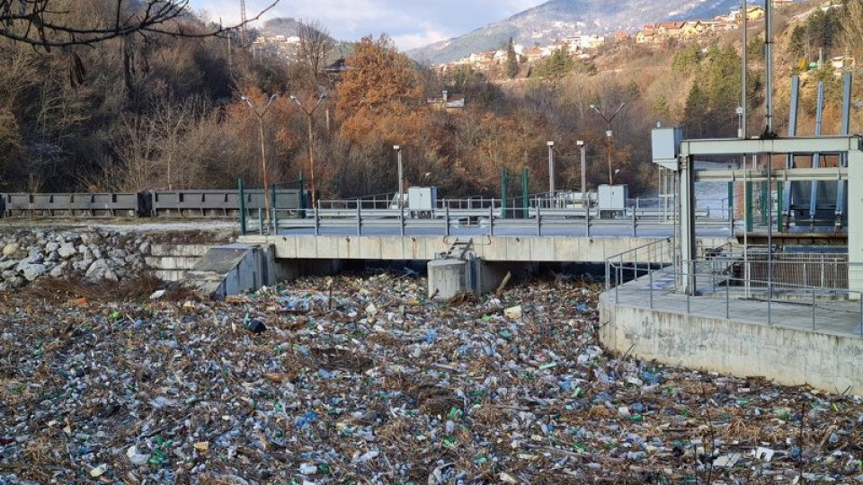 560 тона боклук извадиха от р.Искър | StandartNews.com