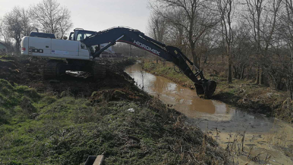 Община Бургас извършва мащабно почистване на речни корита и дерета | StandartNews.com
