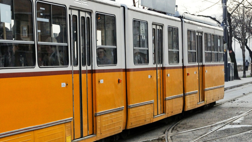 Гамен пуши в трамвай, рита жена | StandartNews.com