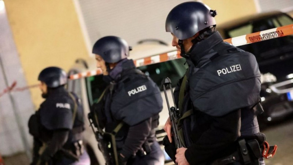 Полицията откри 60 души в едно жилище | StandartNews.com