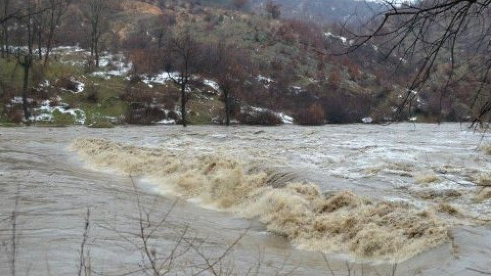 Внимание! Опасност от наводнения, 5 реки на ръба | StandartNews.com
