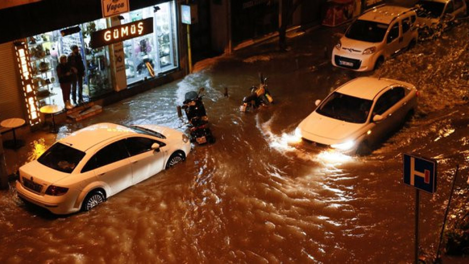 Потоп в Турция. Измир под вода | StandartNews.com