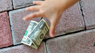 Жена върнала изгубен портфейл без парите
