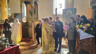 Опасният флирт на Радев с Бога