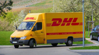 Коли на DHL и МВР возят ваксините по страната