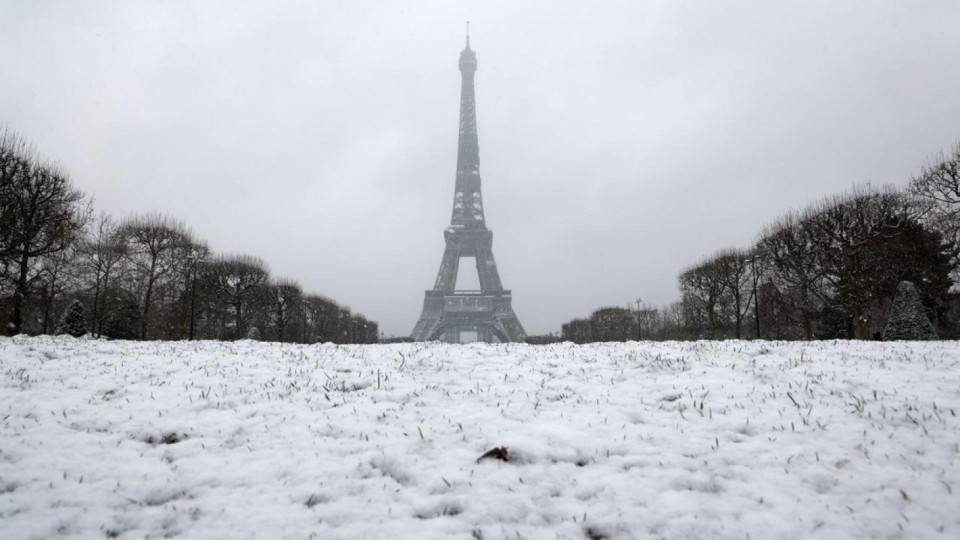 Ледена Айфелова кула, топят я с горелки | StandartNews.com