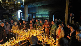 Стотици буркани с мед светнаха за Чуминден