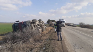 Ураган понесе камиони като играчки