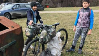 За пример: Хлапета решиха да изчистят боклука