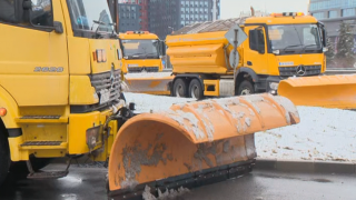 100 снегорина чистят улиците в София