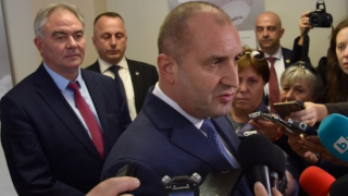Радев удари Борисов за децата, но и го подкрепи