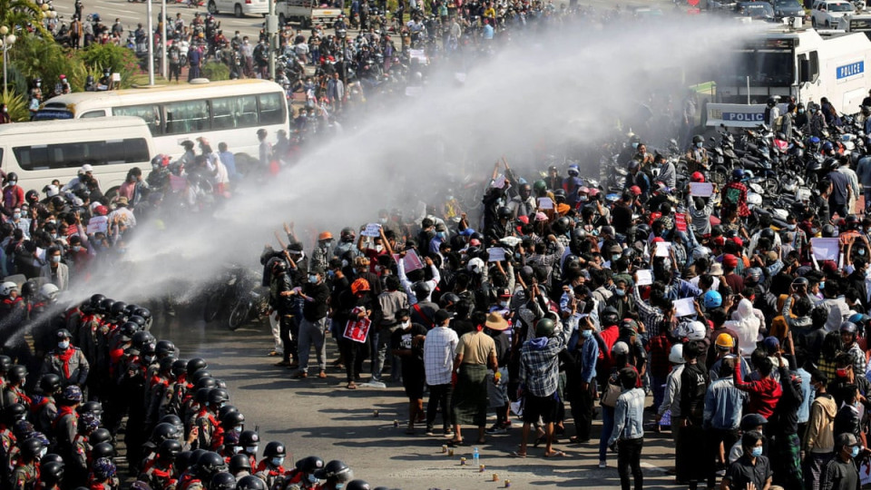 Стрелба срещу протестиращи в Мианмар | StandartNews.com
