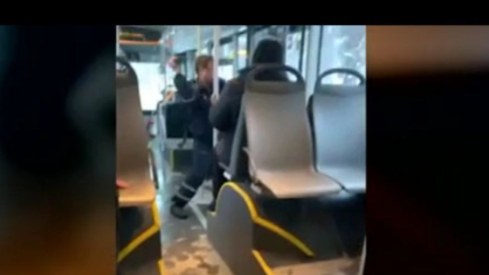 Луд нападна шофьор на автобус с чук | StandartNews.com