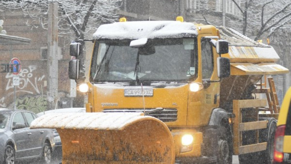 60 снегорина почистват улиците в София | StandartNews.com