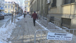 Парчета лед пратиха жена в болницата