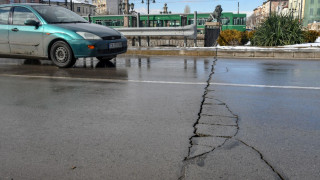 Вижте какво става с асфалта на Лъвов мост