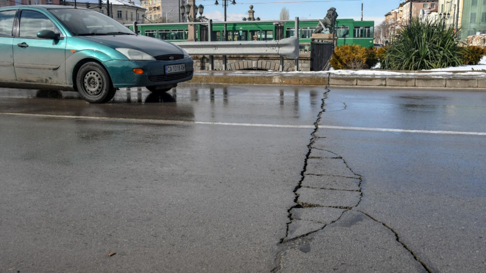 Вижте какво става с асфалта на Лъвов мост | StandartNews.com