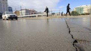 Защо се напука асфалтът до Лъвов мост