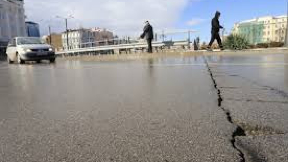 Защо се напука асфалтът до Лъвов мост | StandartNews.com