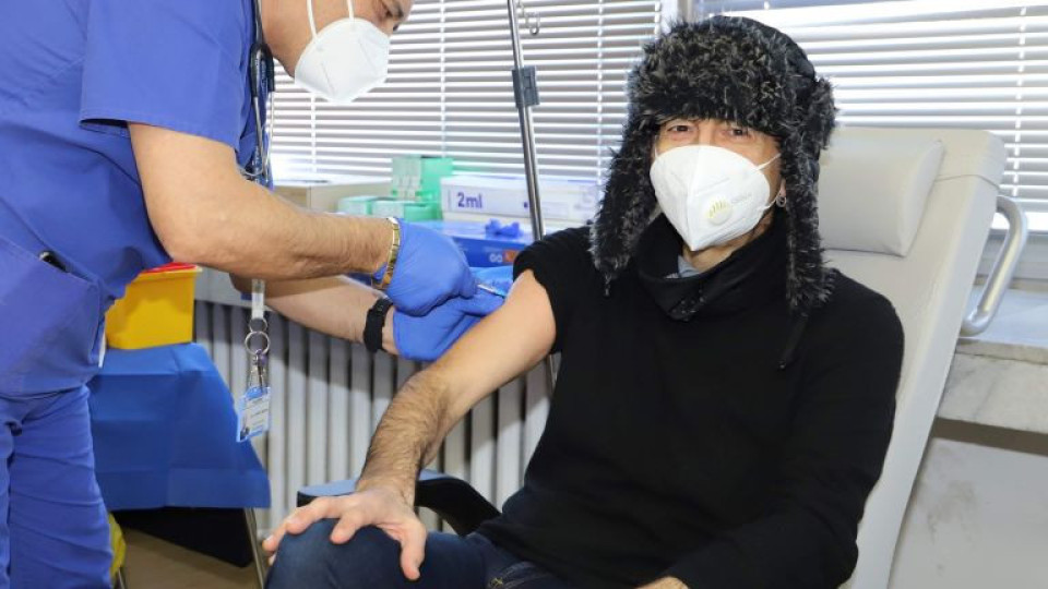 Мутафчийски подкара ваксините на артистите | StandartNews.com