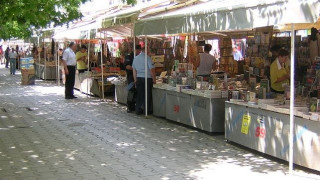 Връщат книгите на площад "Славейков"