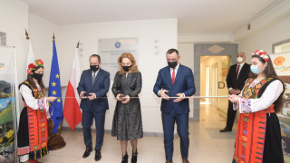 Николова откри представителство във Варшава