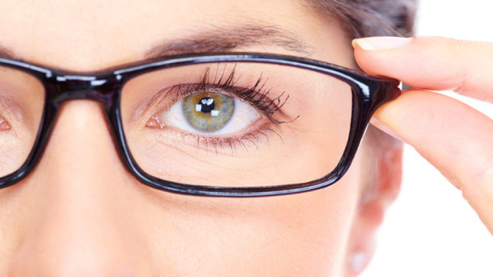 Носенето на очила предпазва от Covid-19 | StandartNews.com